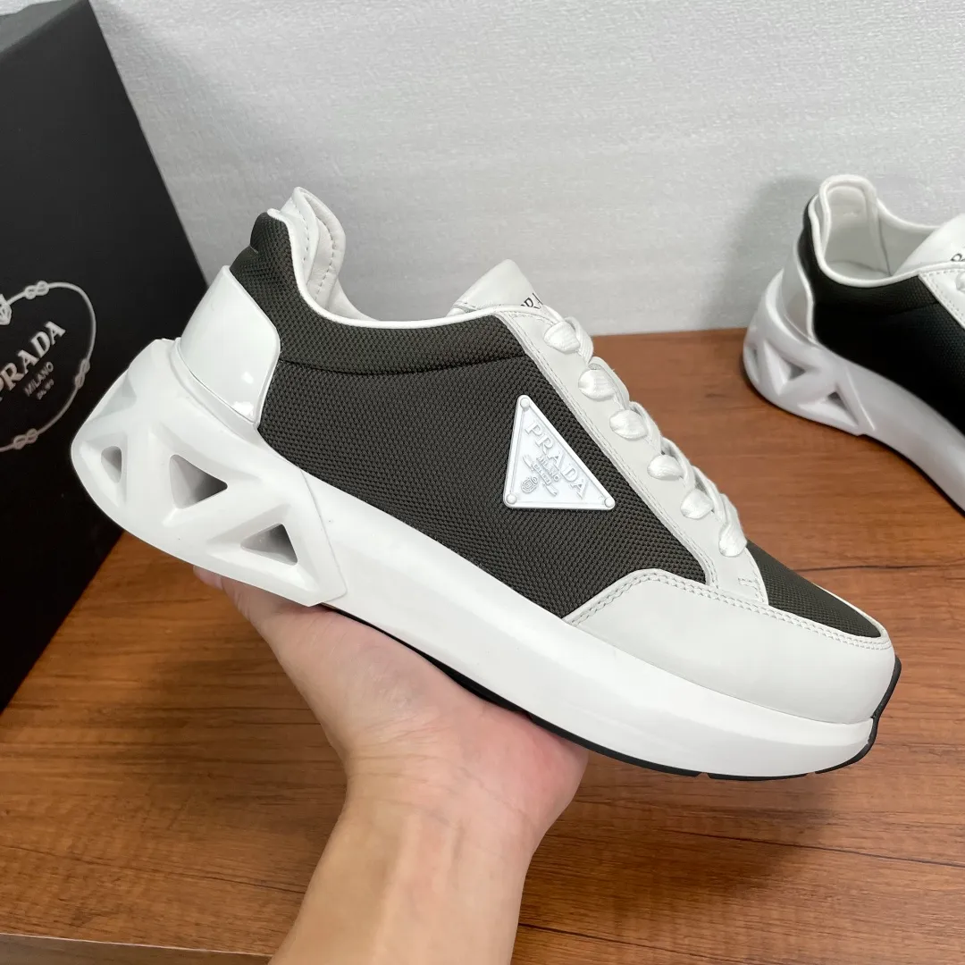 💰720 Code: YS003342 Prada/Prada men's new mesh stitching sneakers. This sneaker presents a modern version, reinterpreting the brand's archive style with clean lines and smooth details. The shoes are made of calf leather and technical fabric, with a triangular metal logo on the outside, bright TPU decoration on the heel, and a longer and padded inner heel design for a more comfortable fit. The tongue is decorated with a silk-screen logo, and is paired with a hollow rubber sole on the heel. The full cowhide lining comes standard with logo cowhide foot pads, making the upper foot taller, more comfortable, and versatile! Comes with full original packaging! Code number: 39-40-41-42-43-44 Standard leather shoe size (45 can be customized and returns are not supported) Item number: 2EE918 mesh dark green